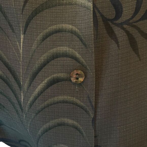 Tommy Bahama men's  100% Silk Tropical Palm Print Short Sleeve Button-Up Shirt - Picture 6 of 7